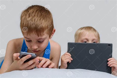 Ragazzi che usano smartphone e tablet