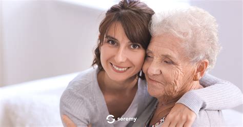 Anziani che comunicano con un caregiver