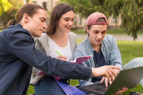 Adolescenti che discutono