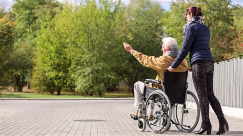 Assistenza a un anziano con demenza