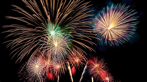 Fuochi d'artificio che si specchiano sul lago