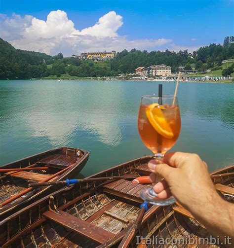 Barche sul lago di Lavarone illuminate da candele