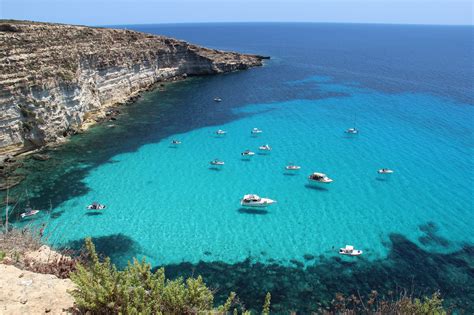 Panorama di Lampedusa con mare e case