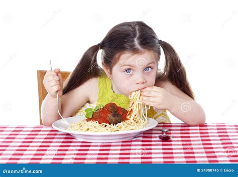 ragazza che mangia con gioia