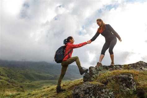 ragazze che si supportano a vicenda