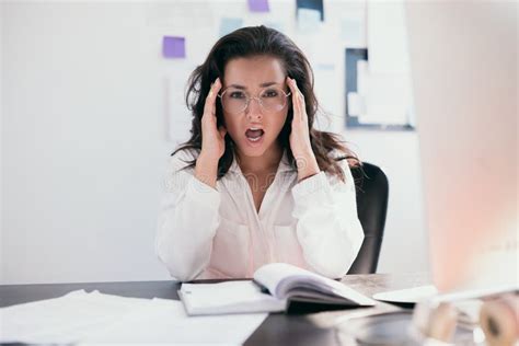 persona che si sente stressata durante le vacanze