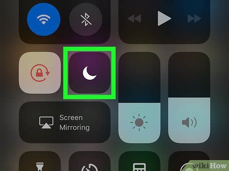 illustrazione di uno smartphone con l'icona della luna crescente della modalità Non Disturbare attiva