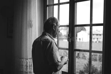 Persona che guarda fuori da una finestra