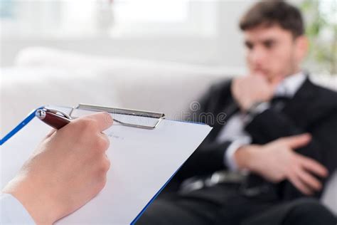 psichiatra forense che esamina un fascicolo