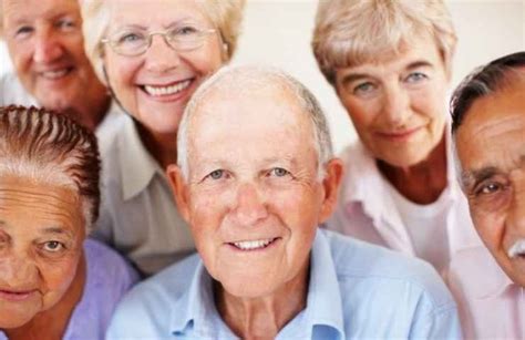 Persone anziane che interagiscono socialmente