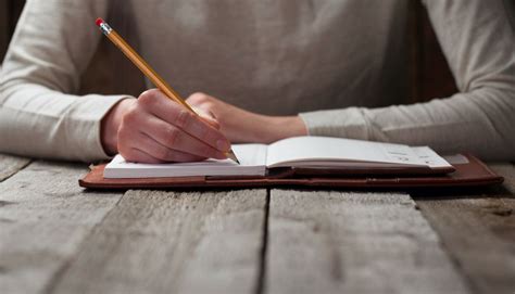 Persona che scrive su un diario in un ambiente sereno