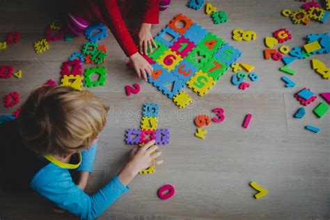 bambini che giocano e imparano