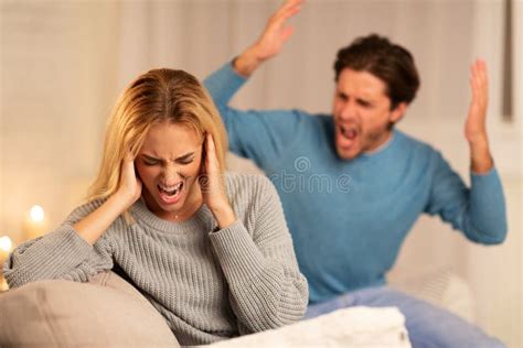 uomo che urla e donna che si ritrae