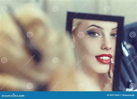 Donna che osserva uno specchio riflettente