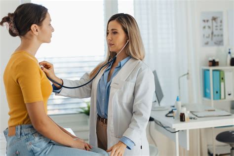 Dottoressa Anna Piredda che parla con un paziente