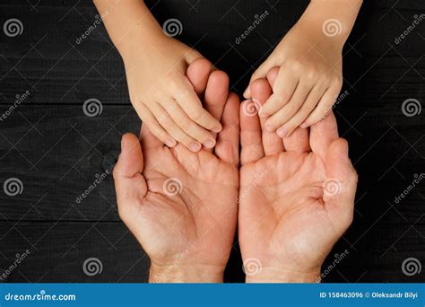 Mano di un adulto che tiene delicatamente la mano di un bambino