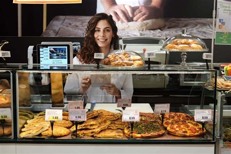 Consumatore che interagisce con un nuovo prodotto