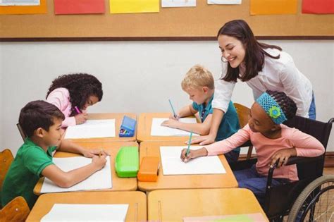 Assistente educativo che interagisce con uno studente