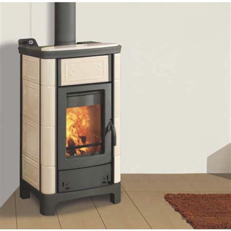 Termostufa a legna moderna con finiture in ceramica