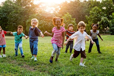 Gruppo di bambini che giocano insieme