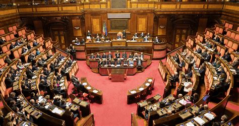 politici che parlano in parlamento