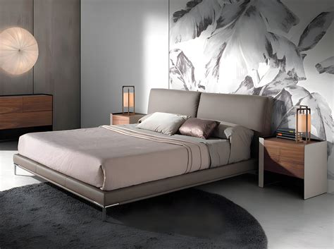 Esempi di appendiporta in pelle riciclata e legno