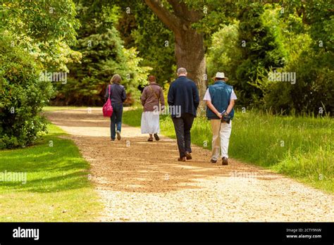 anziani che camminano in un parco