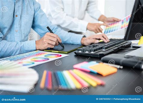 Adulto che lavora a un progetto creativo