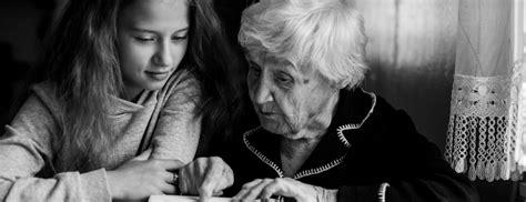 Anziani che condividono ricordi