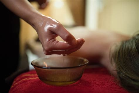 Illustrazione di una sessione di massaggio ayurvedico con enfasi sui punti energetici