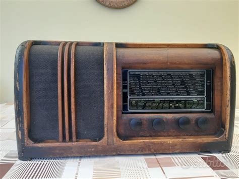 Vecchia radio d'epoca