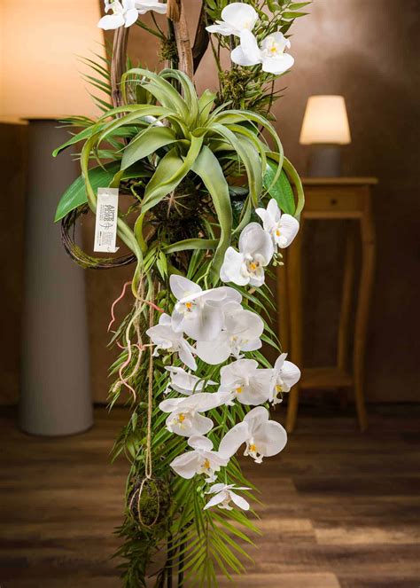 Composizione floreale bianca con muschio al centro