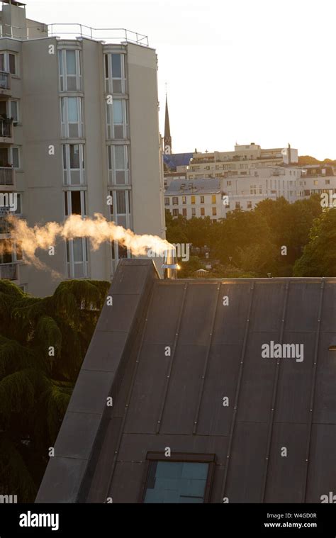 Persona che esce da un edificio