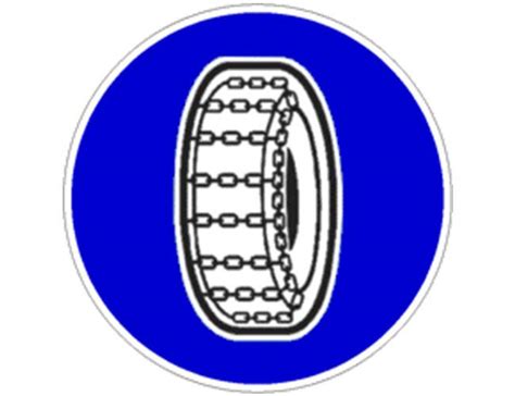 Strada innevata con segnale di obbligo catene a bordo