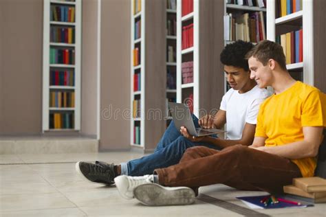 ragazzi che studiano