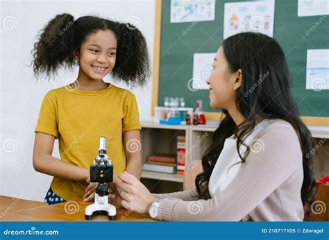 Bambino che studia con un insegnante