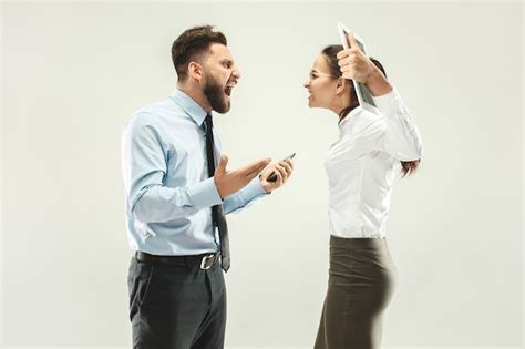 persone che litigano