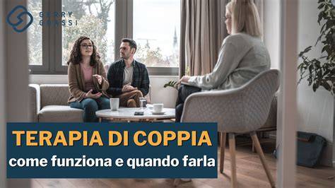 terapeuta di coppia che parla con una coppia