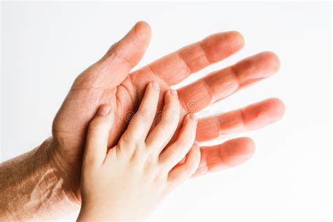 Bambino che stringe la mano di un adulto
