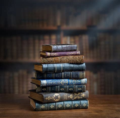 Una biblioteca antica con pile di libri e una luce soffusa