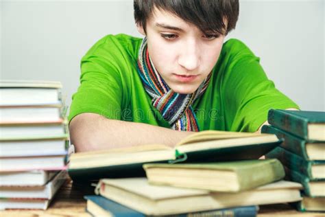 studente che legge un libro